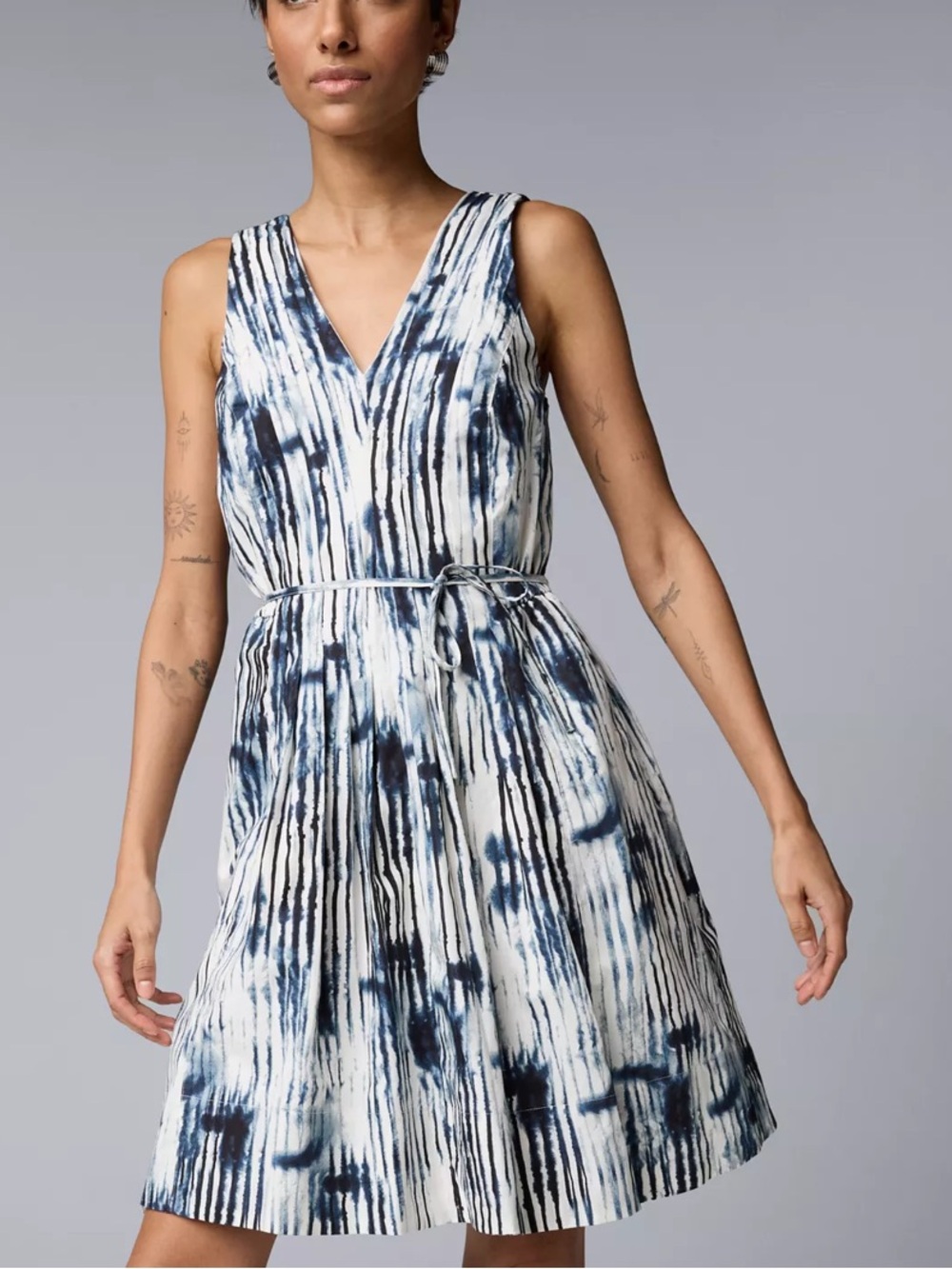 Simply Vera Vera Wang Sleeveless V-Neck Tie-Dye Midi Dress black navy white XS